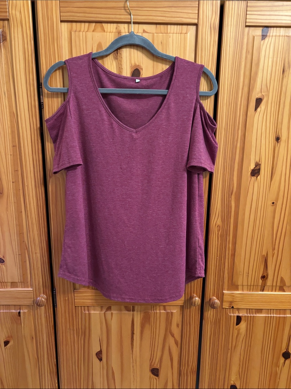 Cold-Shoulder V-Neck Tank Top in Plum